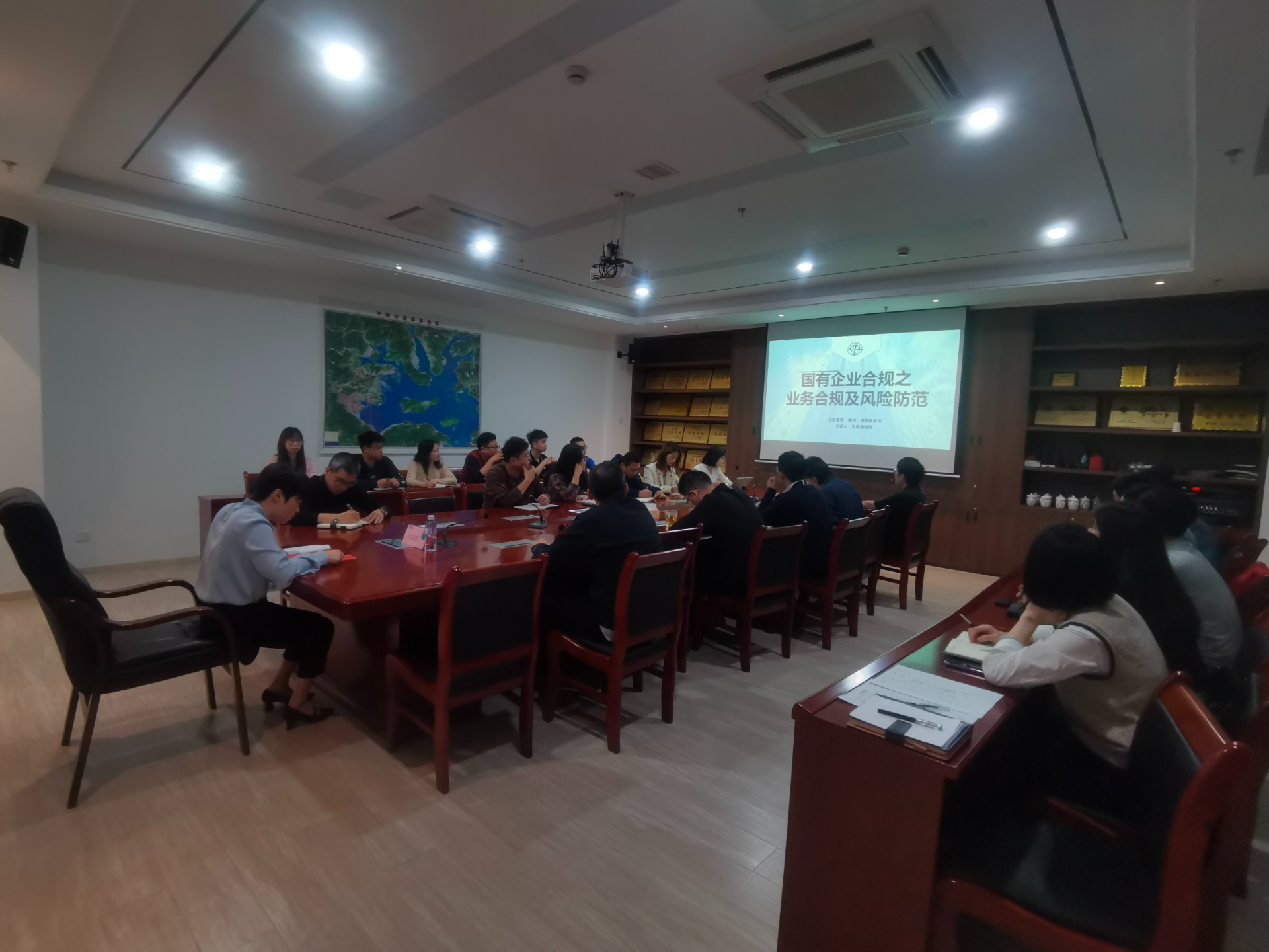 1713747059716742.jpg 合規講堂第一課——市交投物流集團開展國企業務合規及風險防范培訓,劉招蕊拍攝.jpg