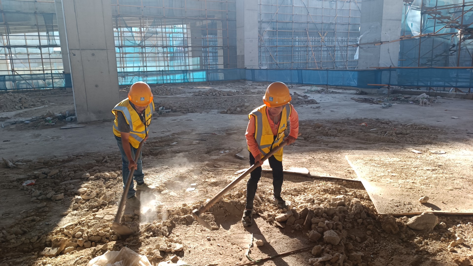 1721720711362261.jpg 堅守一線“戰高溫” 項目建設有“涼策”,王俊宇拍攝2.jpg