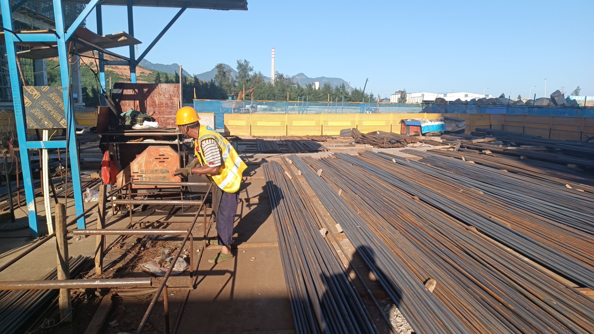 1721720750902269.jpg 堅守一線“戰高溫” 項目建設有“涼策”,王俊宇拍攝1.jpg