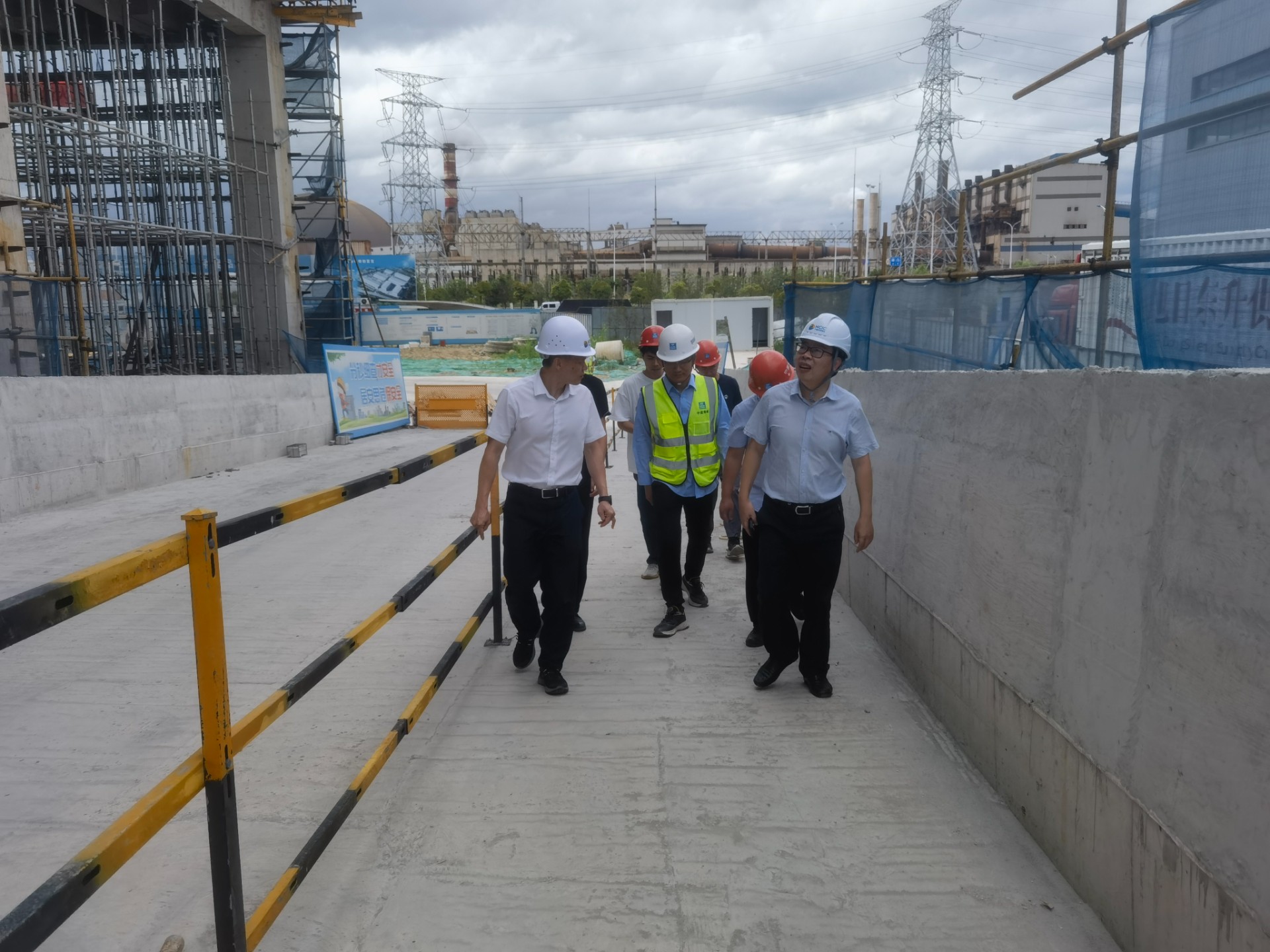 市交投集團(tuán)領(lǐng)導(dǎo)深入市交投物流集團(tuán)重點(diǎn)項(xiàng)目現(xiàn)場檢查指導(dǎo)防汛防臺風(fēng)工作，曾騫拍攝1.jpg