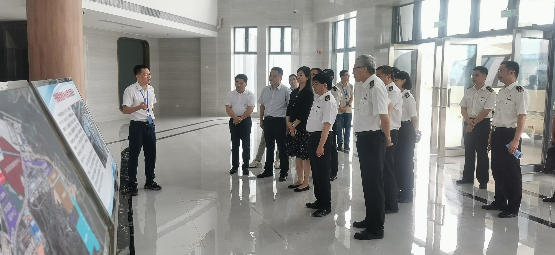 1724060880950157.jpg 海關總署自貿司司長潘城一行蒞臨寧德國際物流中心項目調研,周桂芳拍攝1.jpg