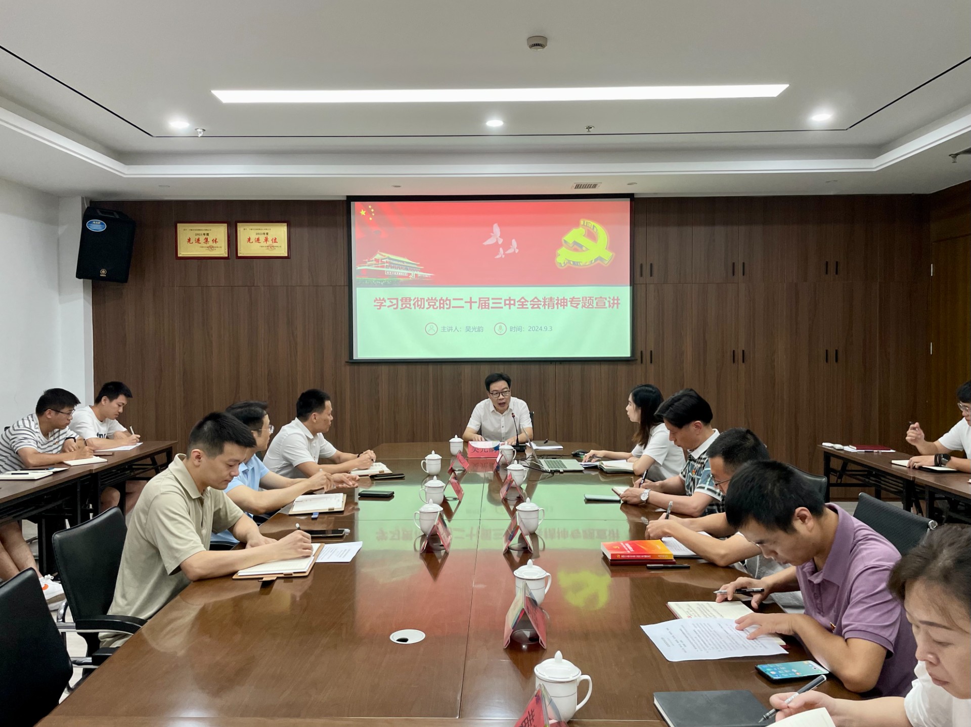 1725441982970237.jpg 市交投集團領導深入市交投物流集團市交投勘察設計公司開展聯系點工作,葉嵐清拍攝1.jpg