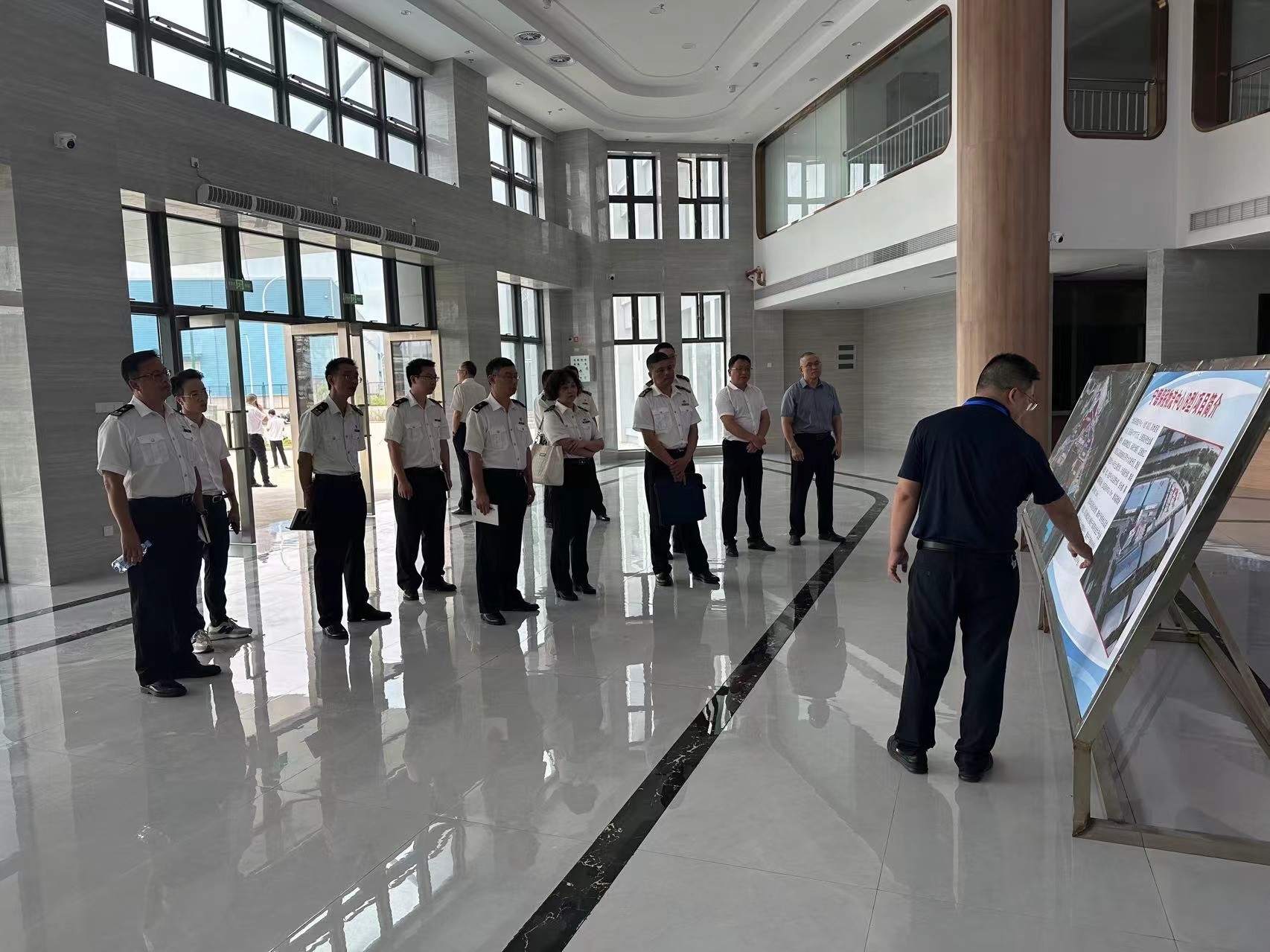 1728523657483391.jpg 福州海關(guān)相關(guān)領(lǐng)導(dǎo)深入寧德保稅物流中心(B保)項(xiàng)目調(diào)研,蔡慧銘拍攝1.jpg