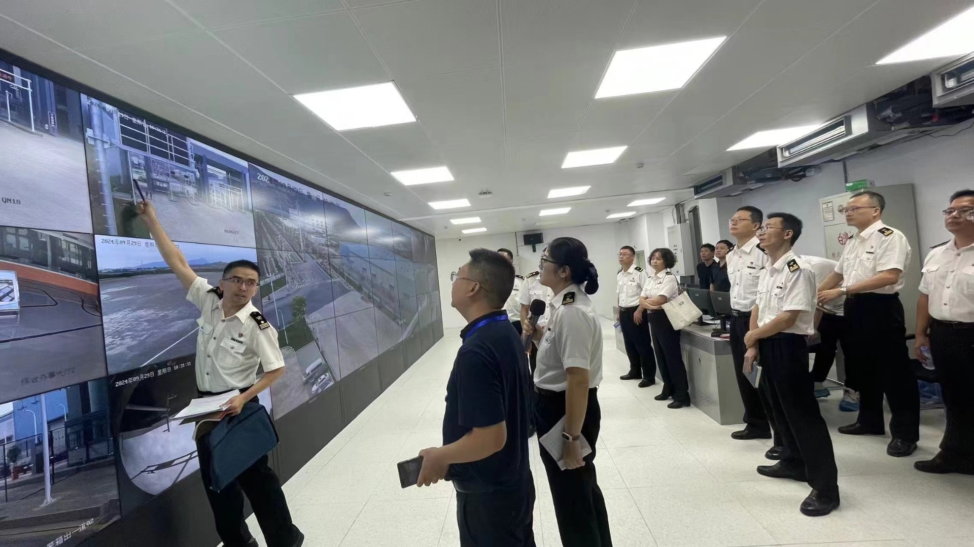 1728523681465653.jpg 福州海關(guān)相關(guān)領(lǐng)導(dǎo)深入寧德保稅物流中心(B保)項(xiàng)目調(diào)研,蔡慧銘拍攝3.jpg